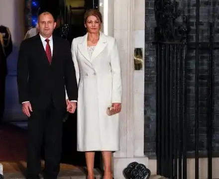 Деси Радева се изложи със стари дрехи при кралицата