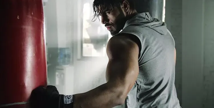 Фики Стораро става боксьор