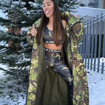 Гери-Никол се разголи в снега