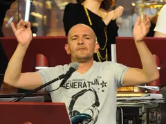 Годжи става дядо? (Вижте приятелката на малкия му син)
