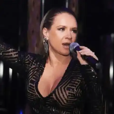 Горчиво! Лора Караджова се сгоди