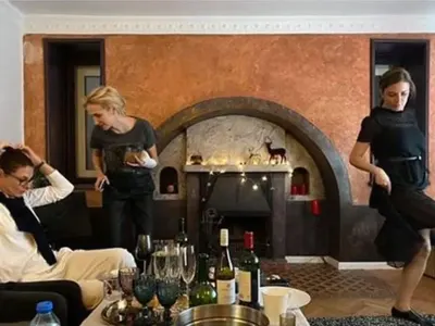 Жената на Бахаров с гипс на Коледа