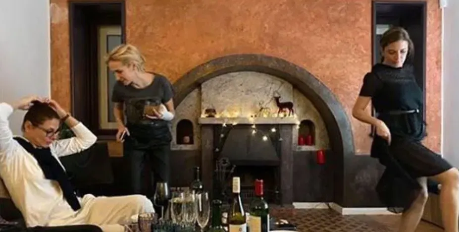 Жената на Бахаров с гипс на Коледа