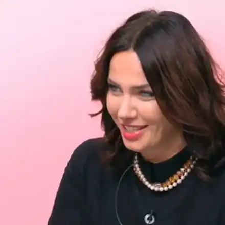 Какво става с Мария Силвестър? Водещата наля 15 кила, поду се и подпухна