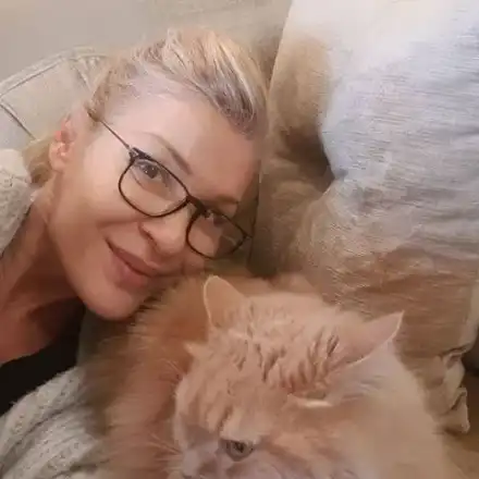 Котката на Гала пак пощуря