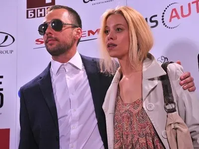 Любимата на Ерол от „Под прикритие” също е актриса, ревнува го единствено от работата