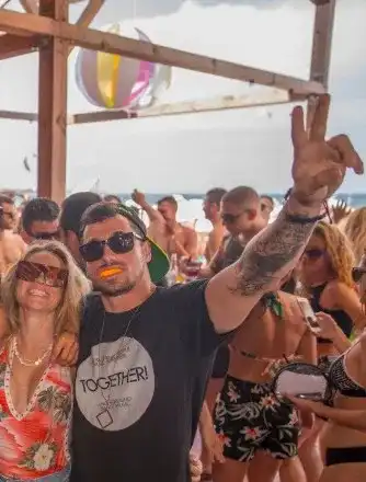 Лора Караджова се сгоди на рождения си ден! Диджея Марсел Рохас я  зарадва с пръстен за 10 бона