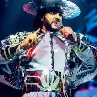 Лорд Евгени Минчев сече предколедно: Пийнала си ножица  крои полата на Джена, естрадата и попфолкът в  моден траур по Коледа и още + снимки