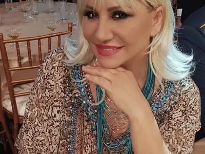 Лорд Евгени Минчев в коледно настроение: Елвира да върне дайрето в косите си, някой да разплете  пуловера на Галин, Весна се весна цяла в гердани и още + СНИМКИ