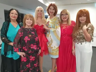 Лорд Евгени Минчев в коледно настроение: Елвира да върне дайрето в косите си, някой да разплете  пуловера на Галин, Весна се весна цяла в гердани и още + СНИМКИ