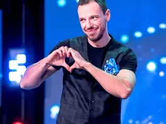 Махат новия Къци от сцената! Зрителите вдигнаха ръце от нескопосания хумор на Лудия репортер