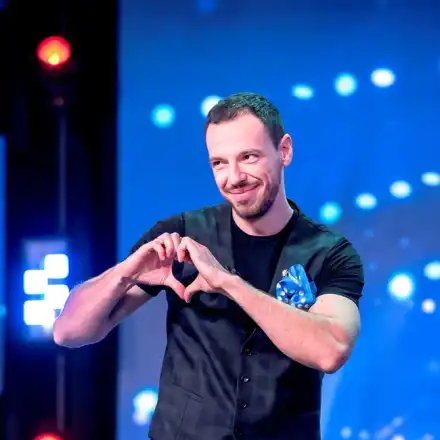 Махат новия Къци от сцената! Зрителите вдигнаха ръце от нескопосания хумор на Лудия репортер