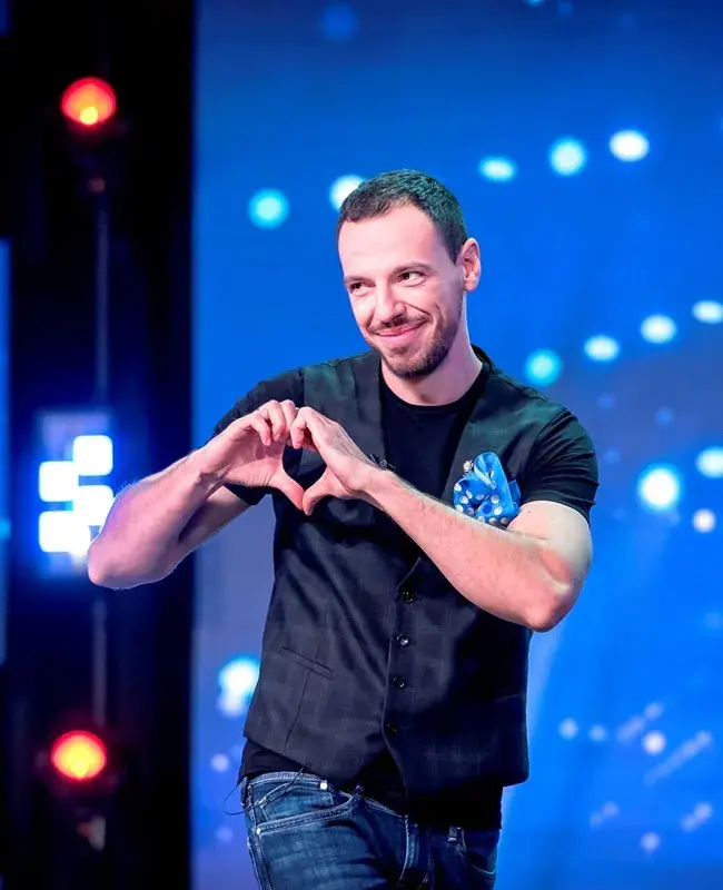 Махат новия Къци от сцената! Зрителите вдигнаха ръце от нескопосания хумор на Лудия репортер