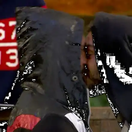 Мъжка целувка на арената във „Фермата“