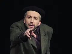 Мариус слиза от сцената