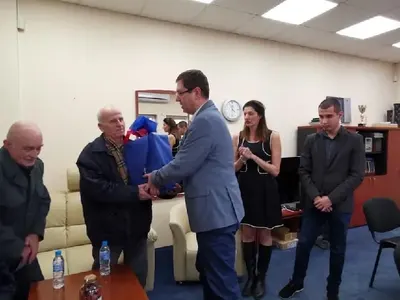 Мисис България подари вечеря на пенсионери