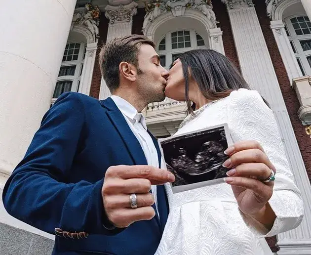 Най-красивата полицайка очаква бебе