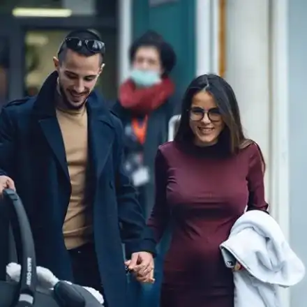 Наум Шопов прибра Теа и бебето вкъщи (Фото от изписването на Амая)