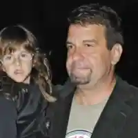 Ники Кънчев запали лампичките на елхата в София с щерка си