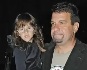 Ники Кънчев запали лампичките на елхата в София с щерка си