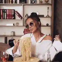 Николета Лозанова набива спагети