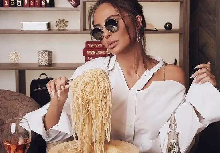 Николета Лозанова набива спагети