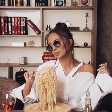 Николета Лозанова набива спагети