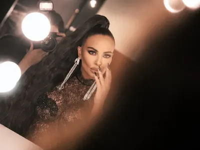 Николета посрещна ЧРД с убийствена рокля уникат и ботуши с диаманти за 20 бона (Подробности)