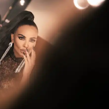 Николета посрещна ЧРД с убийствена рокля уникат и ботуши с диаманти за 20 бона (Подробности)