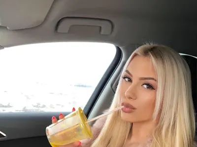 Новата Мис Плеймейт е истинска красавица… преди операциите (Стари снимки)