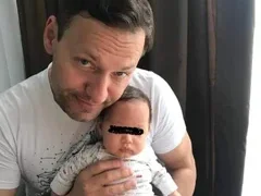 Орлин Павлов стана баща под чехъл, броди с торбички под очите от недоспиване