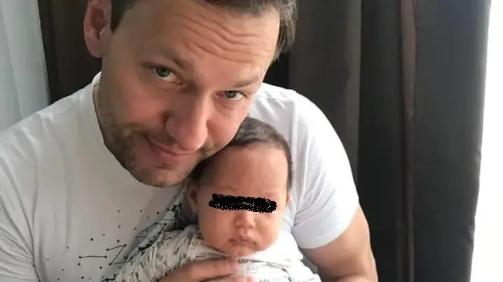 Орлин Павлов стана баща под чехъл, броди с торбички под очите от недоспиване