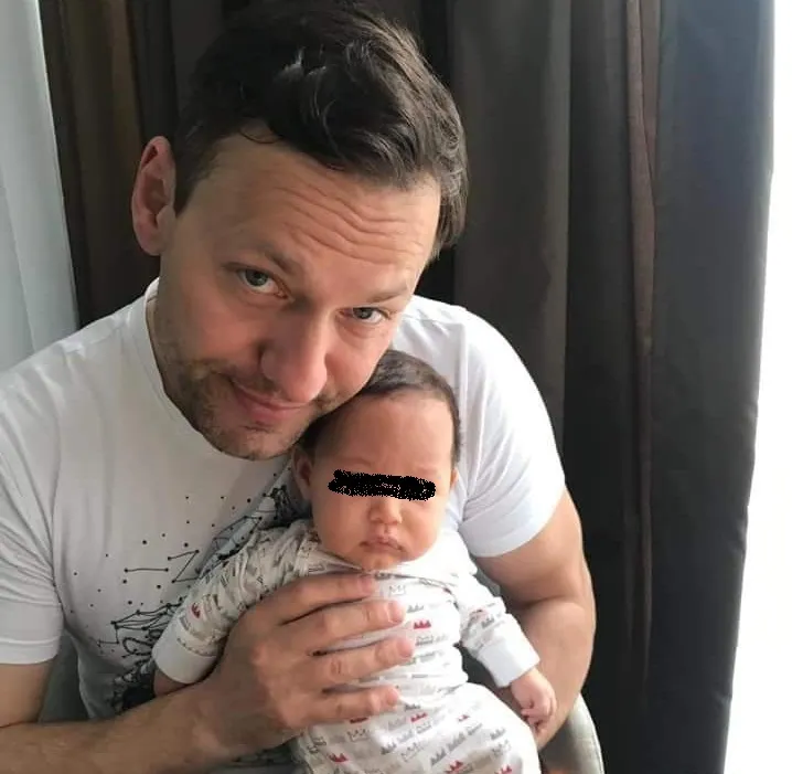 Орлин Павлов стана баща под чехъл, броди с торбички под очите от недоспиване