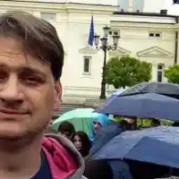 ОТВРАТ! Мариан Бачев завъртя огромна дупара, върви и се чеше отзад