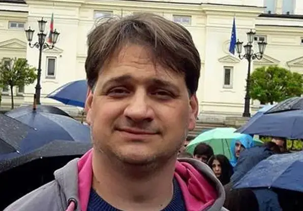 ОТВРАТ! Мариан Бачев завъртя огромна дупара, върви и се чеше отзад