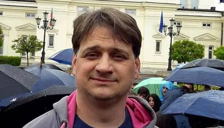 ОТВРАТ! Мариан Бачев завъртя огромна дупара, върви и се чеше отзад