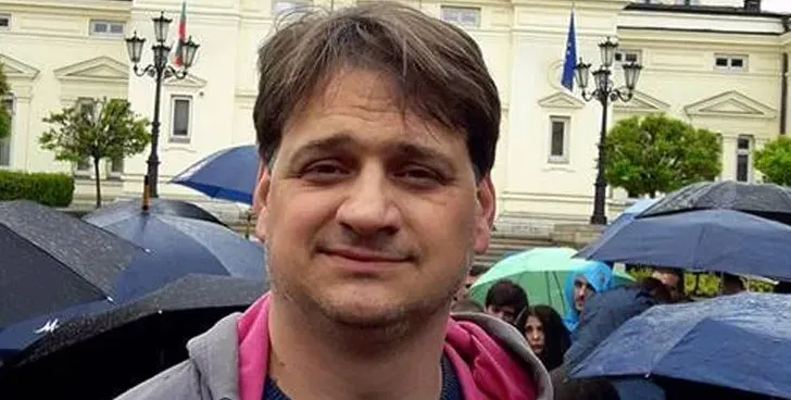 ОТВРАТ! Мариан Бачев завъртя огромна дупара, върви и се чеше отзад