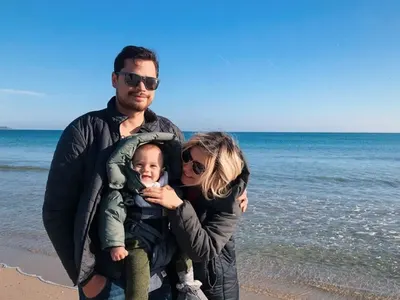 Поли Генова с бебе на море