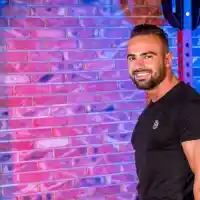 Ричард Величков купува подаръци дегизиран (Скандалният фитнес инструктор се бои от саморазправа)