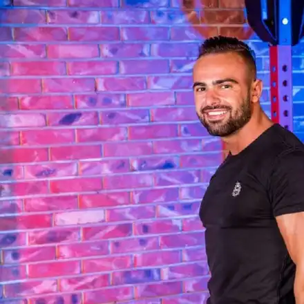 Ричард Величков купува подаръци дегизиран (Скандалният фитнес инструктор се бои от саморазправа)