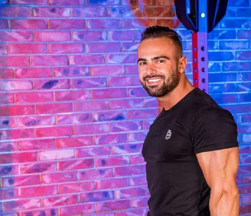 Ричард Величков купува подаръци дегизиран (Скандалният фитнес инструктор се бои от саморазправа)