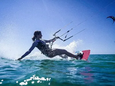 Сани Жекова кара сърф в Африка