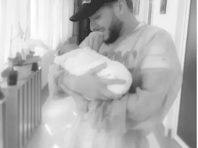 Щерката на Криско с биберон за 100 лв