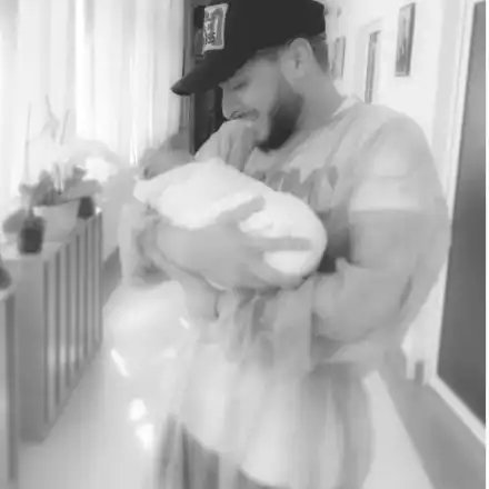 Щерката на Криско с биберон за 100 лв