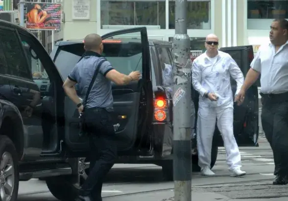 Скандално! Жена твърди: Мутрите на Слави ме пометоха с кола, скочиха да ме бият! (Вижте скандалния й разказ)