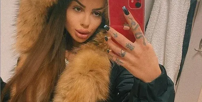 Сузанита се фука с телефон за 2 бона