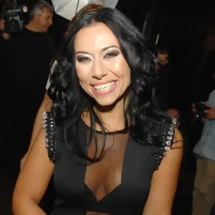 Теди Кацарова води куче в банката