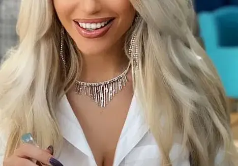 Тита пълни деколтето с торти