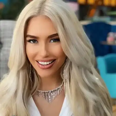 Тита пълни деколтето с торти