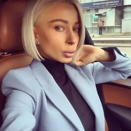 Топузакова си оперира клепачите